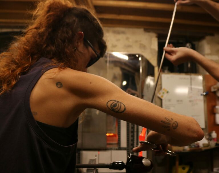 Ella travaillant un apport de verre